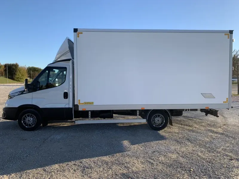 Kontener Iveco 10EP w białym lakierze, ujęcie z przodu i boku