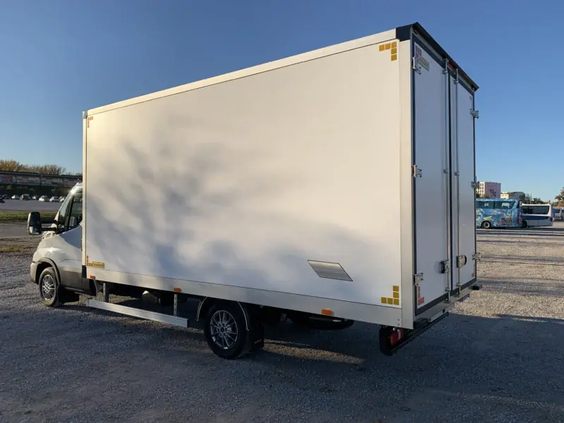 Iveco Daily z zabudową kontenerową, widok z boku