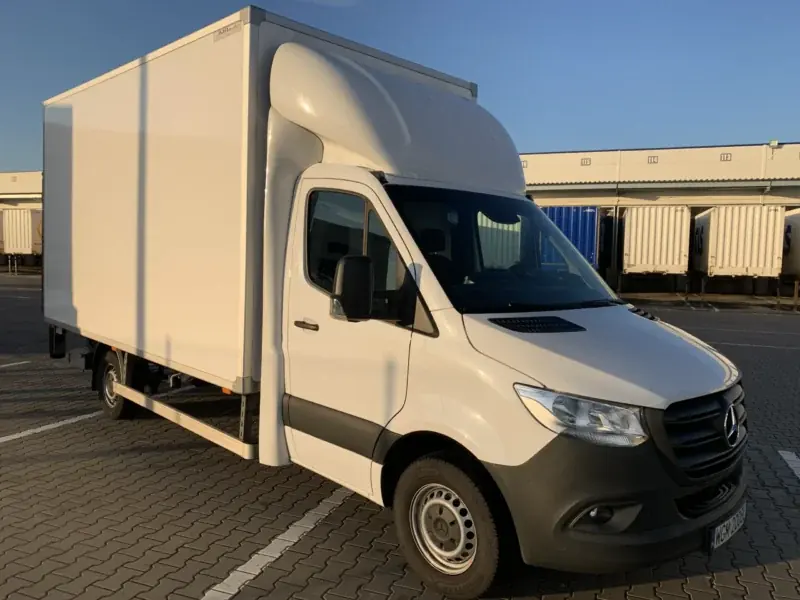Mercedes-Benz Sprinter kontener 8EP + Winda — samochód kontenerowy w wynajmie