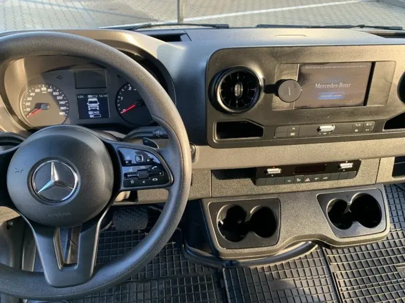 Mercedes-Benz Sprinter kontener 8EP + kabina sypialna + winda — zdjęcie 3
