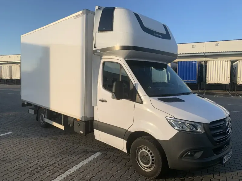 Mercedes-Benz Sprinter kontener 8EP + kabina sypialna + winda — samochód kontenerowy w wynajmie