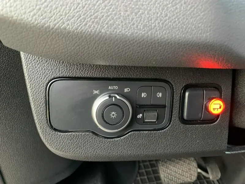 Mercedes-Benz Sprinter kontener 8EP + kabina sypialna + winda — zdjęcie 4
