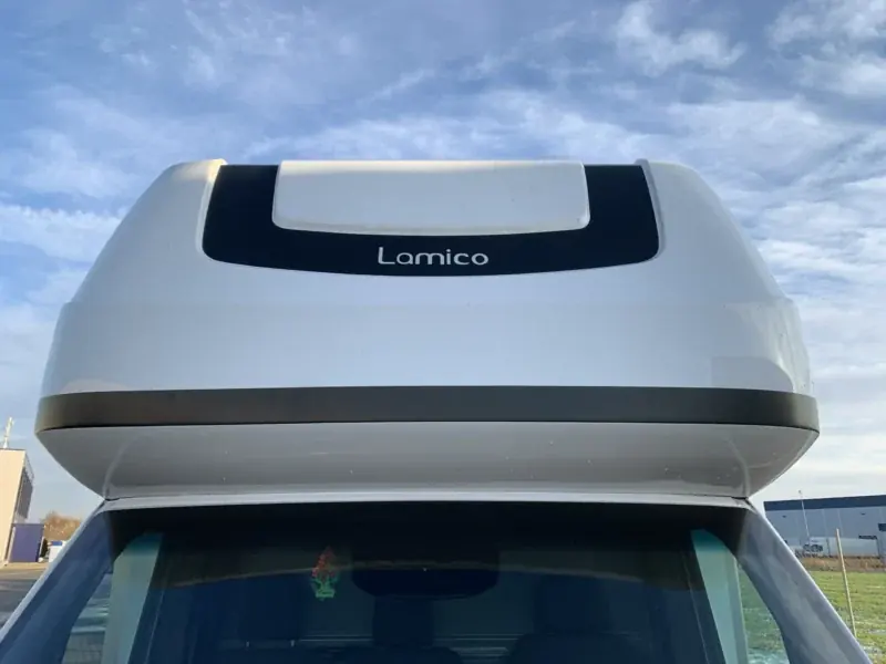 Nadbudowa sypialna zamontowana nad kabiną Mercedesa Sprinter