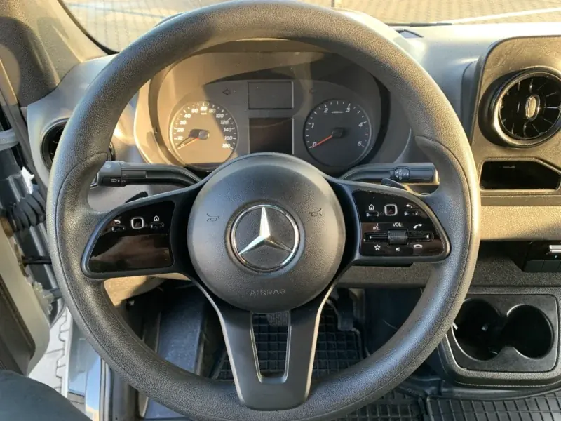 Mercedes-Benz Sprinter kontener 8EP + kabina sypialna + winda — zdjęcie 2